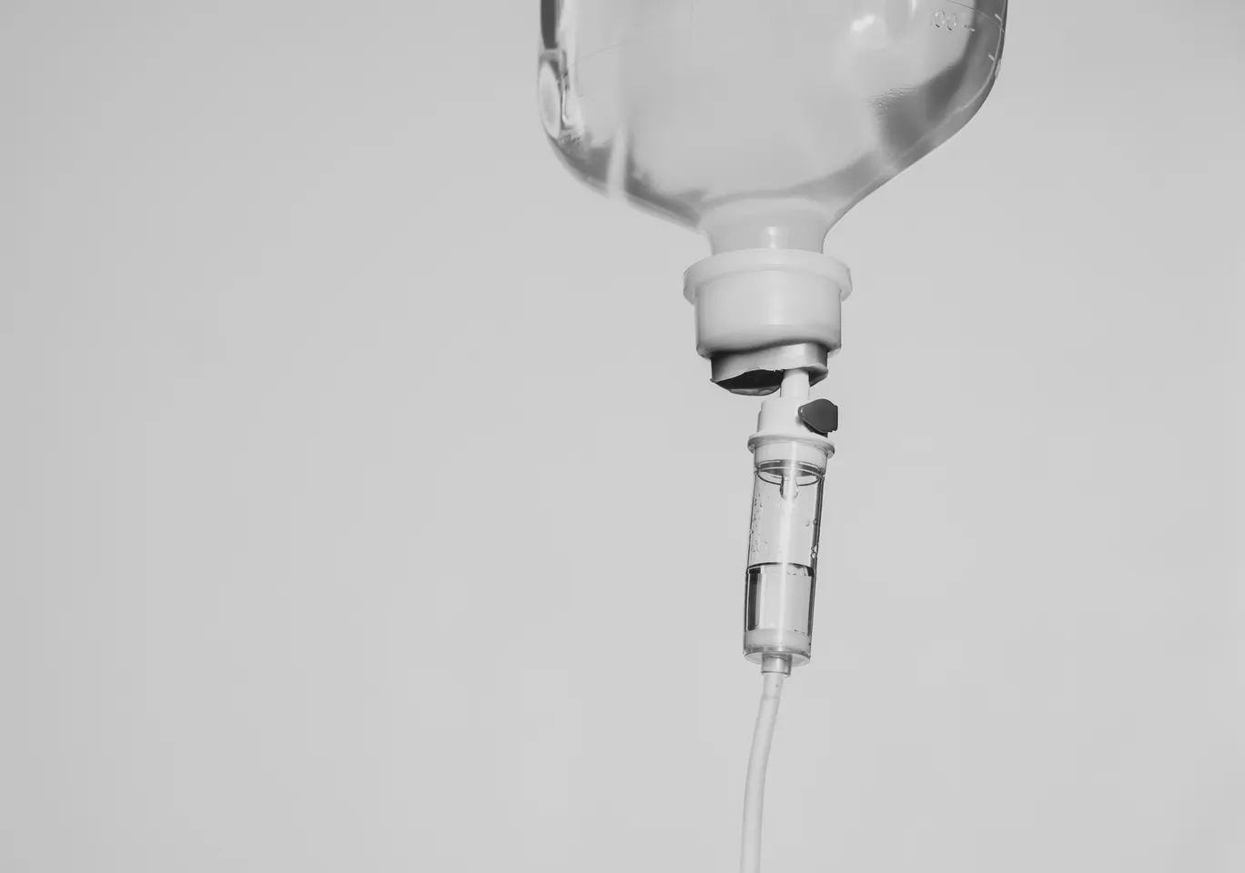 Kroplówki witaminowe Krzeszowice: butelka soli fizjologicznej z komorą kroplową