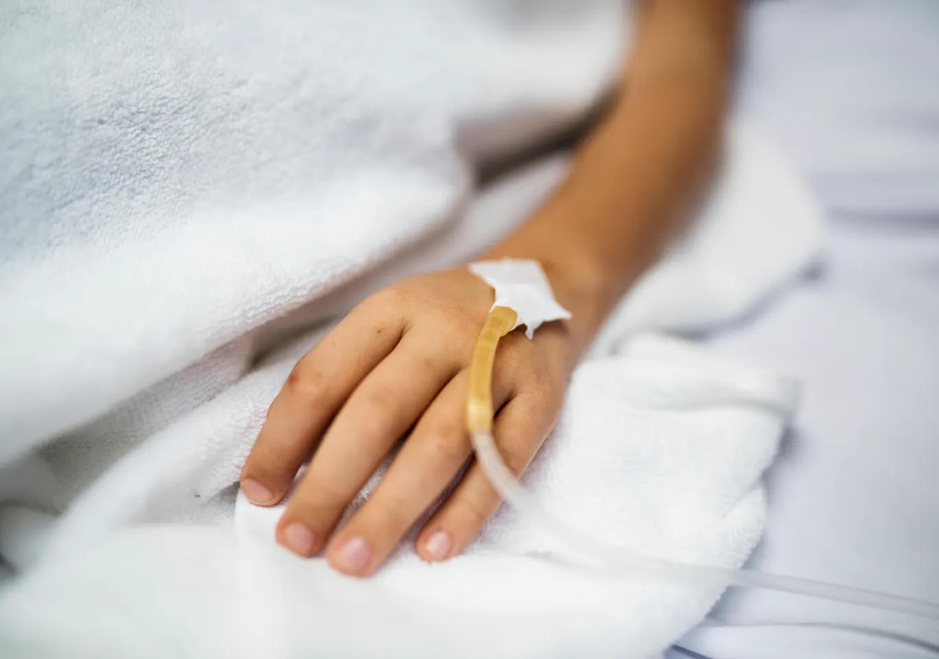 Kroplówki witaminowe Niepołomice: dłoń pacjenta z założonym wenflonem