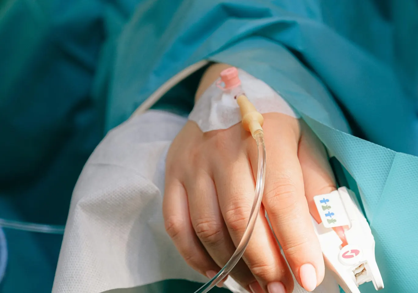 Detoks alkoholowy Skawina: dłoń z wenflonem i pulsoksymetrem pod nadzorem