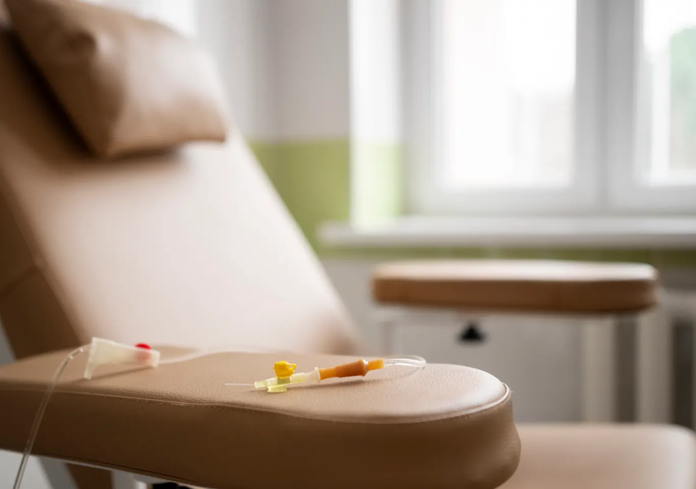 Kroplówki witaminowe Dobczyce: fotel zabiegowy z przygotowaną linią infuzyjną