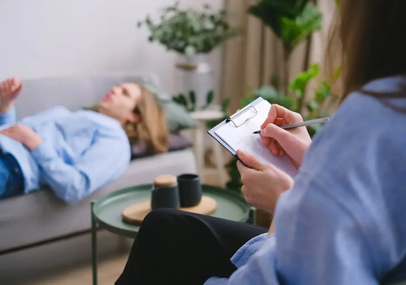 Leczenie uzależnień Kraków: sesja terapeutyczna na kozetce